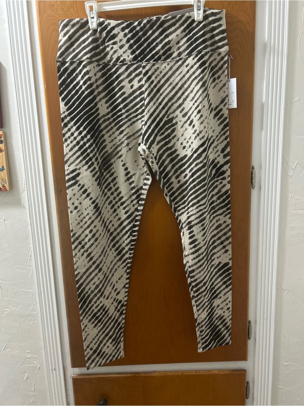Soft Surroundings Women’s Cream and Black Patterned Leggings - Picture 7 of 7